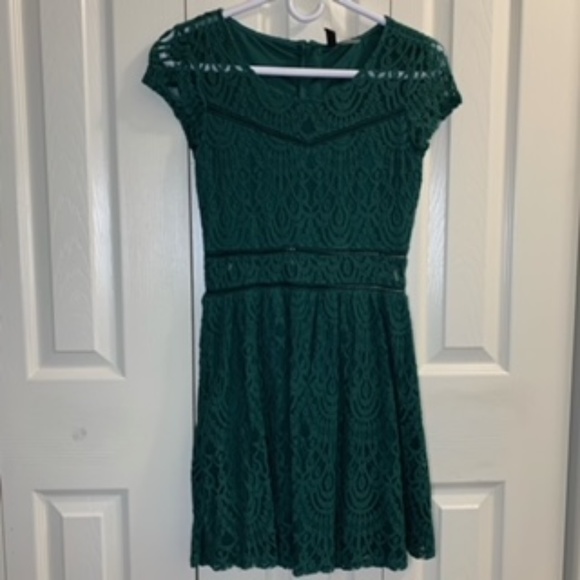 Green Lace dress - Picture 4 of 7